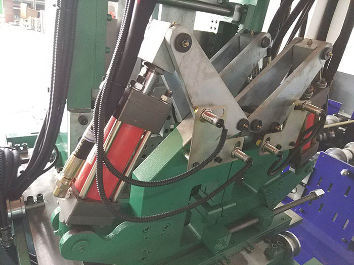  全自動C/Z型鋼一體機又叫C/Z互換壓型機,C、Z互換檁條機，是將C型機和Z型機合二為一的壓瓦機設備，為用戶提供的可通過PLC電腦控制在短時間內(nèi)實現(xiàn)C/Z兩種型號各種規(guī)格檁條互換生產(chǎn)的高自動化檁條成型設備。正創(chuàng)品牌全自動C、Z互換檁條機生產(chǎn)過程完全自動控制，換規(guī)格時無須更換成型輥，徹底改變了使用C、Z兩種不同設備分別加工C、Z型兩種不同檁條的歷史，為用戶節(jié)省了大量的投資成本與場地空間。    C/Z互換檁條機產(chǎn)品亮點： 1、生產(chǎn)的C型檁條平直度好，具有良好的抗壓抗彎能力； 2、生產(chǎn)的Z型檁條可反向搭接安裝，連接點安裝強度加大； 3、全自動電控系統(tǒng)設有報錯裝置，確保生產(chǎn)線的安全穩(wěn)定； 4、驅(qū)動采用減速電機加變頻控制，速度控制，定長、定位準確可靠； 5、可以輥壓CZ兩種不同型材，節(jié)約了用戶的購買成本和場地空間； 6、無須更換成型輥便可實現(xiàn)兩種型號型材的轉(zhuǎn)換，速度快、效率高。  正創(chuàng)C、Z互換檁條機由導向、矯平裝置、2臺液壓沖孔裝置、液壓切斷裝置、電控系統(tǒng)、液壓系統(tǒng)等組成。該設備通過三個減速機，經(jīng)鏈輪齒輪固定轉(zhuǎn)動固定軸，實現(xiàn)不同型號檁條的互換，可通過手工旋轉(zhuǎn)固定旋轉(zhuǎn)板來實現(xiàn)C/Z互換，檁條輸入的長度、縱向孔距、數(shù)量等參數(shù)，設備即可進行自動沖孔、切斷、成型。全自動C/Z型檁條機具有運行穩(wěn)定可靠，沖壓孔精密度高，產(chǎn)量高，為廣大用戶帶來使用的便捷。  選型建議： 正創(chuàng)全自動C/Z型鋼一體機整機外形美觀、生產(chǎn)效率高，生產(chǎn)速度達到20m/min，其他常規(guī)參數(shù)有：成型輥道數(shù)為12道、機組*大切斷寬度300mm、*大剪切厚度3mm，如有特殊需求，建議您隨時撥打正創(chuàng)服務熱線：138-6180-1880，公司專業(yè)技術人員將會根據(jù)您的要求提供給您*為滿意的答復。  全自動C Z型鋼參數(shù)：